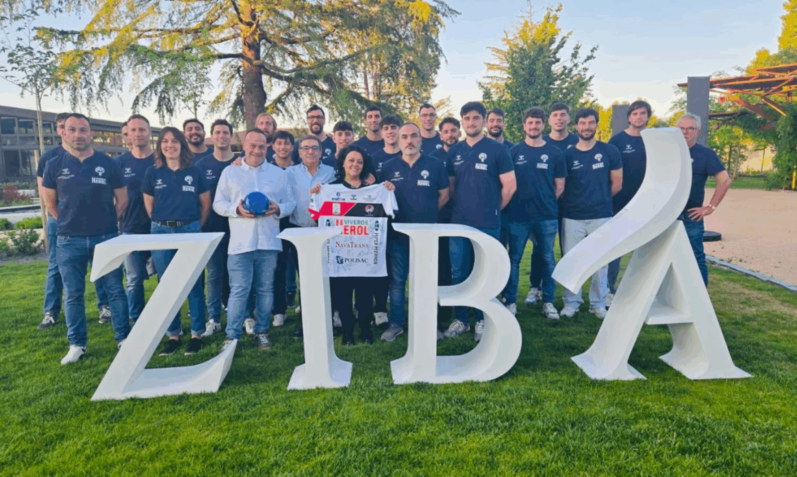 El Balonmano Nava cierra su exitosa temporada en Zibá
